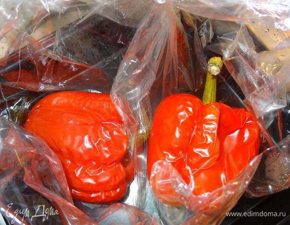 Вуаля! Наш перец готов! Острожно, он очень горячий. Подождем, пока он остынет. Затем нужно очистить от пленки и семян, отделив только мякоть.