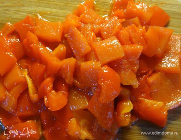 Порезать очищенный перец крупно.