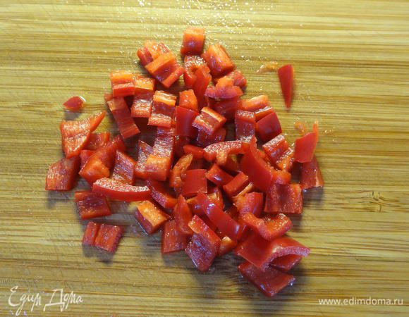 Острый перец очистить от семян и мелко порезать. Остроту регулируем на свой вкус.