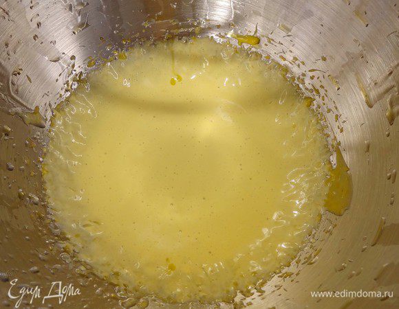 В миксере взбить желток, понемногу тонкой струйкой вливаем оливковое масло, добавляем сок лимона по вкусу. Взбиваем до образования густой майонезной структуры.