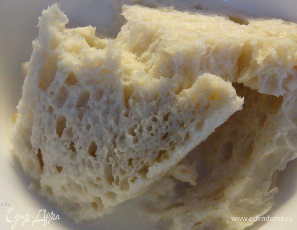 Булку замочить в теплом молоке.