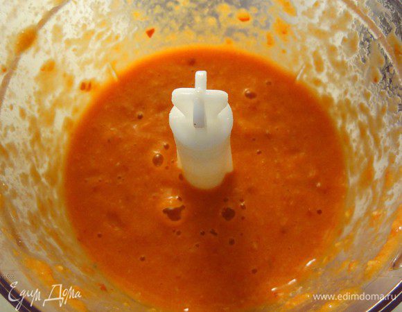 Затем в блендере смешать мякоть печеного сладкого перца, соль, острый перец чили, мякиш хлеба, чеснок. Измельчаем до однородного состояния.