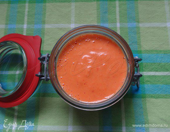 Соединить в блендере обе готовые массы до майонезной консистенции. Выложить соус в баночку.