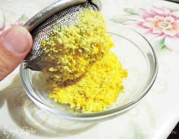 Итак приступим. Яйца заранее сварить вкрутую. Нам понадобиться 2-3 желтка, в зависимости от размера яиц. Вареный желток протереть через самое мелкое ситечко.