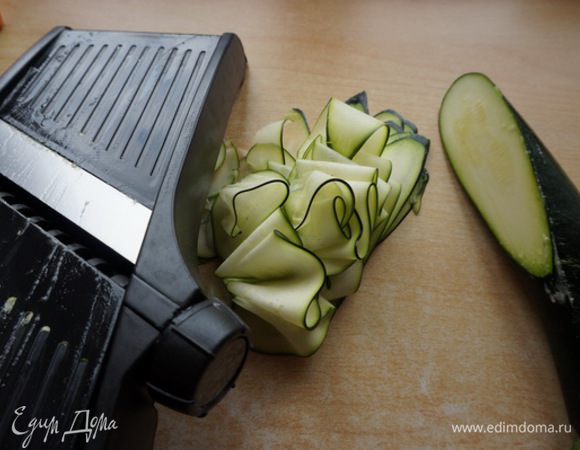 Цукини натираем на чудо-терке или овощечисткой.