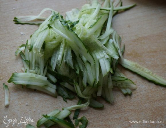 Режем огурец полосочками.
