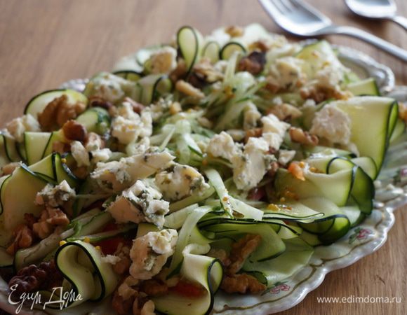 Руками отламываем кусочки сыра, добавляем грецкие орехи, поливаем заправкой. Угощайтесь, гости дорогие!!!