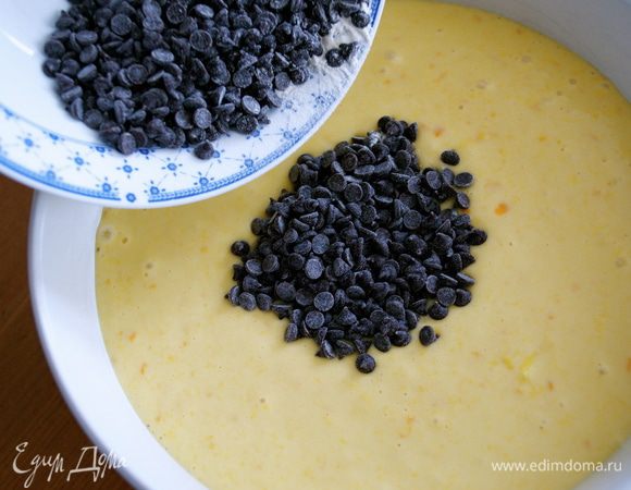 Переложить полученную массу в миску и добавить шоколадные капли. Осторожно перемешать.