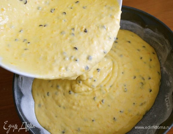 Форму для пирогов (26 см диаметром) смазать маслом и присыпать мукой. Выложить тесто в форму. Поставить выпекаться в разогретую духовку на 1 час. (в любом случае, ориентируйтесь по своей духовке, деревянная шпажка должна выходить сухой из готового пирога).