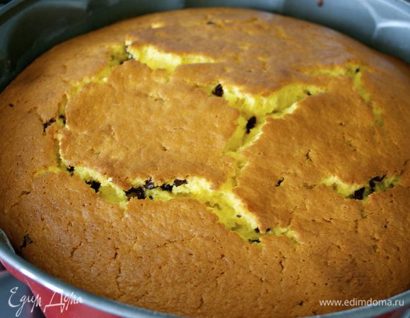 У меня на выпечку пирога ушел ровно 1 час. Вот так выглядит готовый пирог. Он немного потрескался, но меня это не смутило! )))