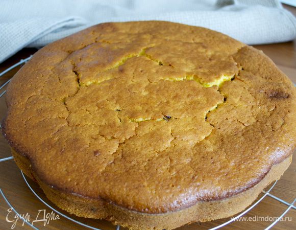 К тому же окончательно остыв, он немного выровнялся... Пирог достать из формы и окончательно остудить на решетке.