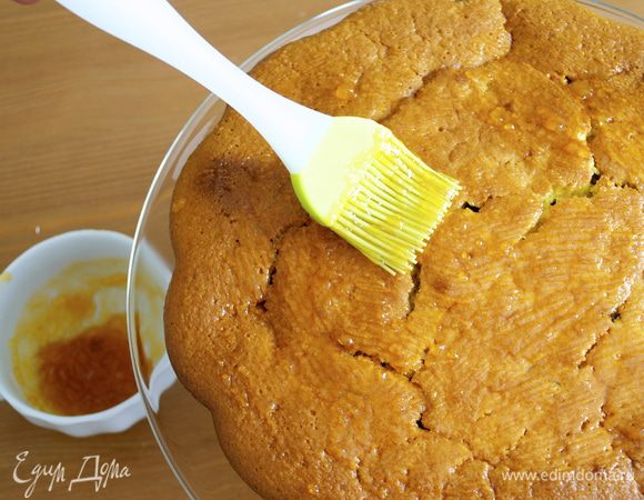 Апельсиновое варенье протереть через сито (при желании, можно немного подогреть) и смазать им поверхность пирога!  