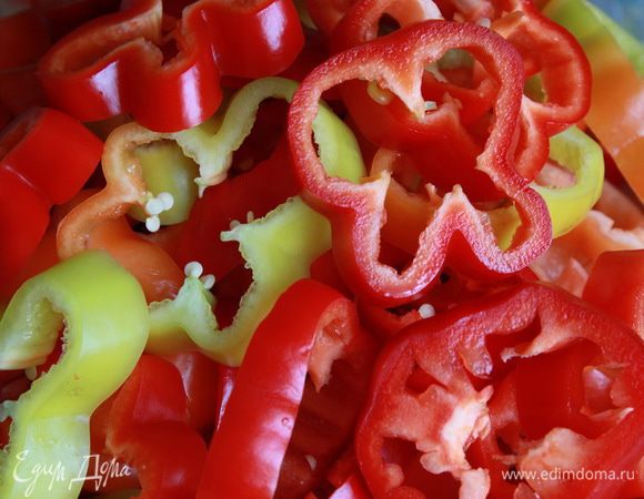 Чистим болгарский перец и нарезаем кольцами толщиной около 1 см.