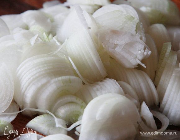 Чистим лук и помидоры от кожуры. Нарезаем лук полукольцами.