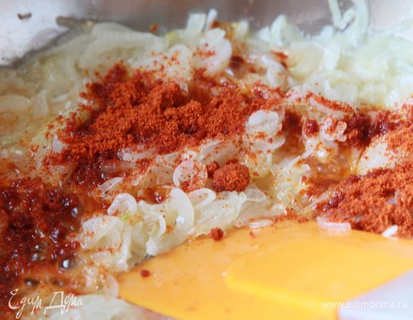 Сало обжариваем на сковороде до шкварок и отправляем туда лук. Жарим до золотистого цвета и добавляем паприку.