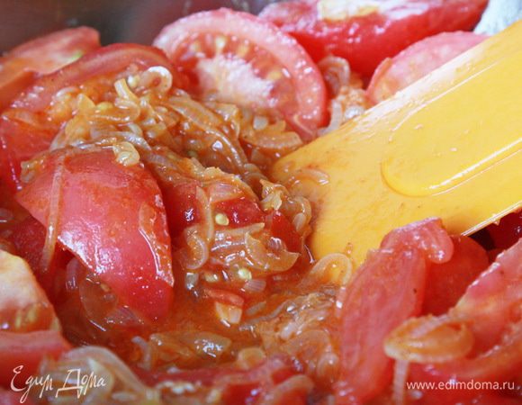 Перемешиваем и добавляем порезанные на 6 частей помидорки.