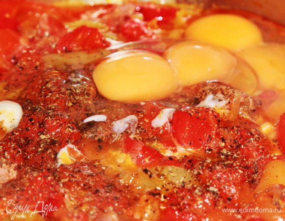 Накрыли крышкой на пять минут, открыли, перемешали. Теперь вбиваем туда яйца и перемешиваем.