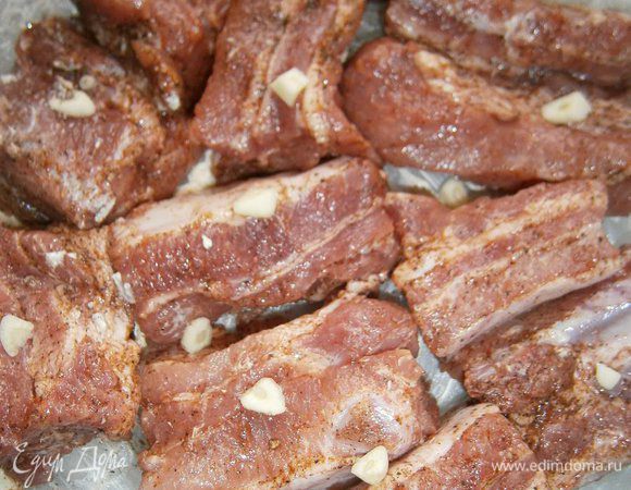 Сварить кофе (без сахара!).
Свиные рёбрышки промыть, обсушить. Приправить солью и специями по вкусу. Выложить в форму для запекания, добавить нарезанный чеснок.
