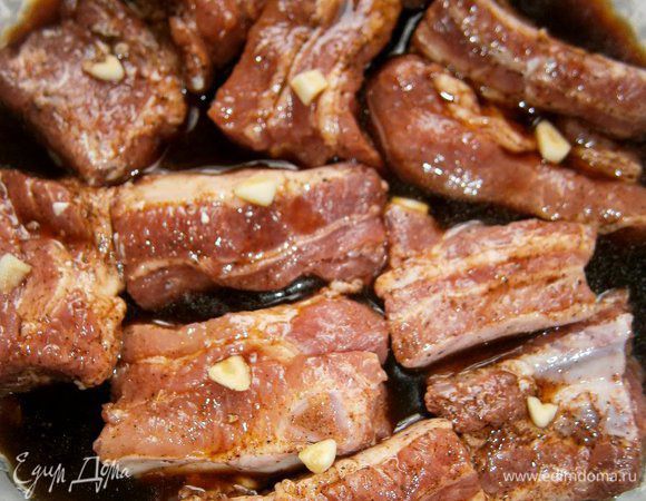 Залить ребрышки сваренным кофе, добавить соевый соус. Накрыть форму фольгой и запекать в духовке 1 час 10 минут.  