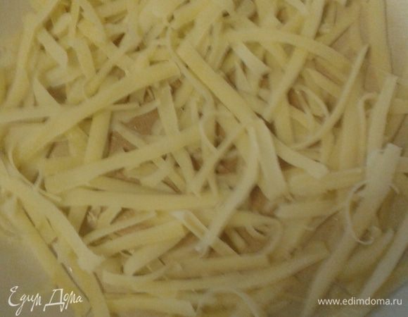 Для начала приготовим корзиночку. 
Твердый сыр натереть на крупной терке, выложить на разогретую антипригарную сковородку. 