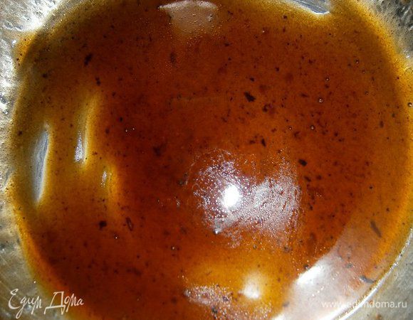 Для соуса соединить в сотейнике свежевыжатый яблочный сок, кофе, соевый соус, добавить 1 ст. л. жира, оставшегося от запекания рёбрышек.  Поставить на небольшой огонь и, помешивая, уварить  до загустения. Дать остыть.