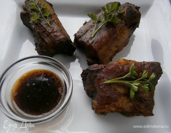 Готовые рёбрышки подавать с соусом и зеленью.
ПРИЯТНОГО АППЕТИТА!!!