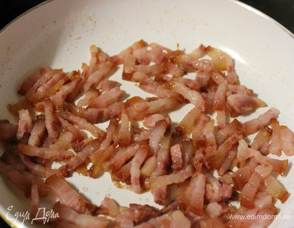 Бекон обжарить до золотистого цвета. Выложить в казан или кастрюлю в которой будем готовить.