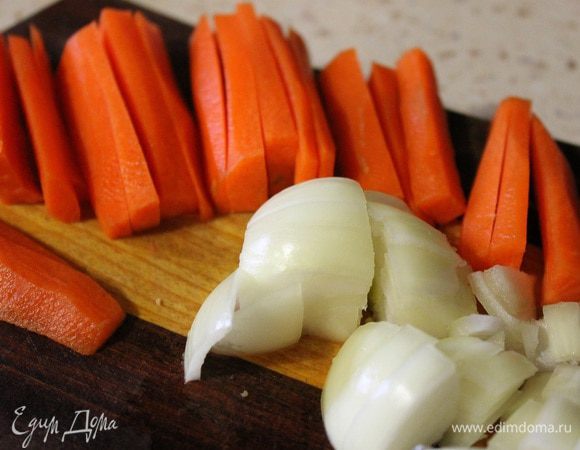 Лук очистить, нарезать крупными кубиками, морковь брусочками.