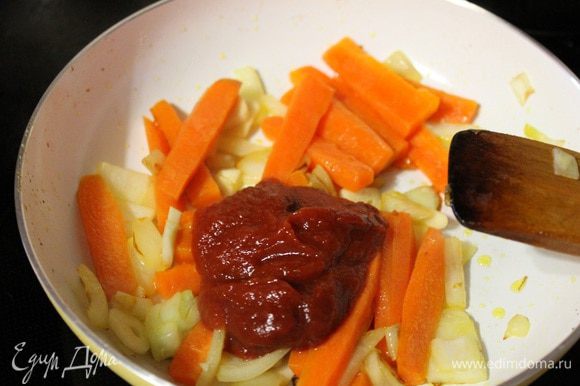 Обжарить лук и морковь в масле с 2 ст.л. масла. Когда овощи слегка зарумянятся, добавить томатную пасту.