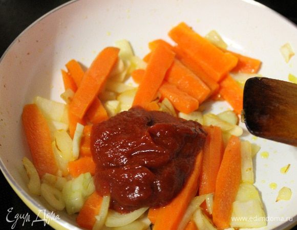 Обжарить лук и морковь в масле с 2 ст.л. масла. Когда овощи слегка зарумянятся, добавить томатную пасту.