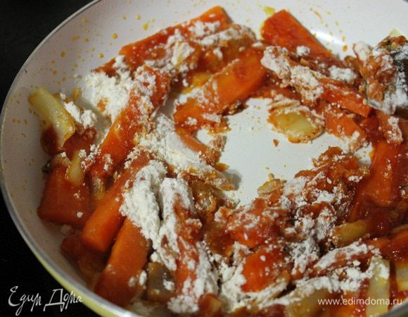 Через минуту добавит 1 ст.л. муки, и опять хорошо все перемешать. Добавить овощи к бекону.