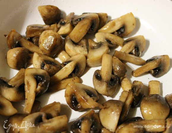 За 15 минут до готовности, помыть шампиньоны, разрезать их на 4 части и обжарить в масле до золотистого цвета. ( достать веточки петрушки.) Выкладываем их к мясу, добавляем крупно порубленные листья петрушки. Варим 15 минут. Выключаем, даем настояться 10 минут и подаем.