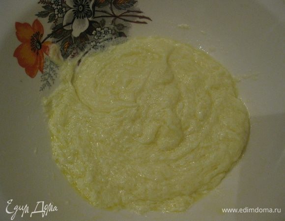 Сливочное масло комнатной температуры взбиваем до кремообразного состояния.
Добавляем сахар.  Взбиваем. Добавляем яйцо. Взбиваем.