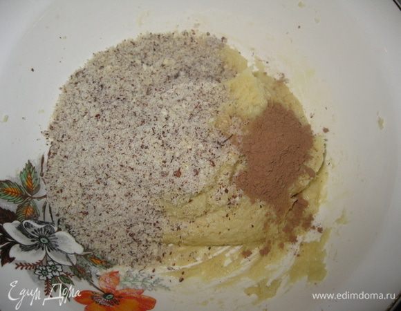 Добавляем муку, разрыхлитель, какао и измельченный фундук.
Замесить тесто.