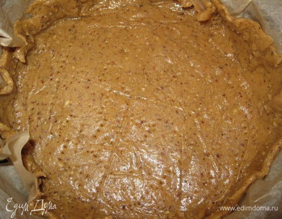 Тесто раскатать, выложить на смазанную маслом противень (застелить пергамент), проткнуть вилкой по тесту.