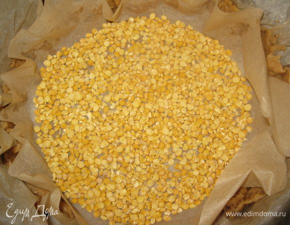 На верх теста застелить пергамент и засыпать горохом или фасолью. Печь при 160 С 10-15 минут. Горох убрать.
Потом наверх мы зальем карамельную начинку.