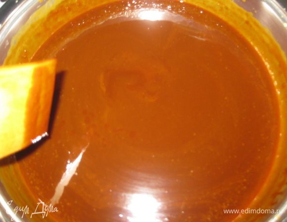 Для карамельной начинки, в емкость с толстым дном засыпать ровным слоем сахар, не перемешивая дать расплавиться до светло-коричневого оттенка. Когда сахар расплавится влить сметану и быстро перемешать.
Добавить масло и перемешивать до его растворения, карамельную начинку убрать с огня.