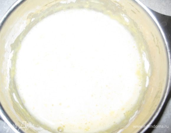 Яйца и желток взбить, добавить муку, перемешать и влить в остывшую карамель. Перемешать.