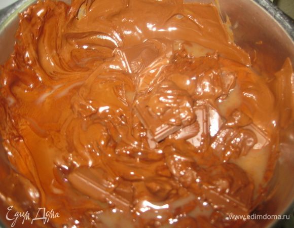 Растапливаем шоколад на водяной бане. Остужаем до комнатной температуры.
Для украшения сразу на пергаменте можно сделать шоколадные буквы, например первые буквы своих имен.