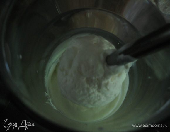 Сливки 33% или больше процентов жирности, аккуратно взбиваем в пышную массу. Добавляем шоколад и взбиваем до однородности. Можно добавить загуститель.