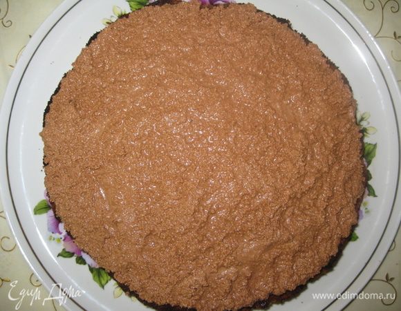 Выложить шоколадный крем наверх, разровнять. Снять съемную форму и поставить в холодильник на 2 часа.  
Перед подачей украсить шоколадными буквами или карамельными нитями.
Приятного аппетита!