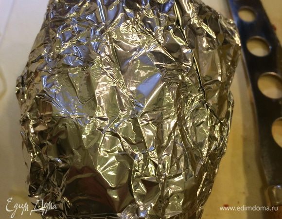 Разогреть духовку до 180-200 градусов. 
Картофель хорошо помыть, высушить и завернуть в фольгу! 
Положить в духовку лучше на решетку на час, полтора зависит от размера картофеля. 
Он должен стать мягким и хорошо приготовленным. 
