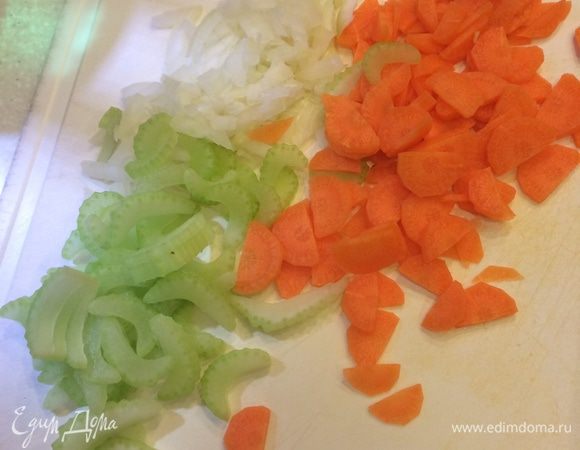 Нарезать мелко лук. 
Морковку разрезать вдоль и нашинковать тонкими полукольцами. 
Стебель сельдерея тоже-тонкими полукольцами. 