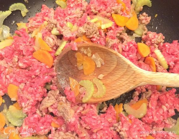 К овощам выложить фарш и тушить все вместе, постоянно помешивая, что бы фарш не слипся! 