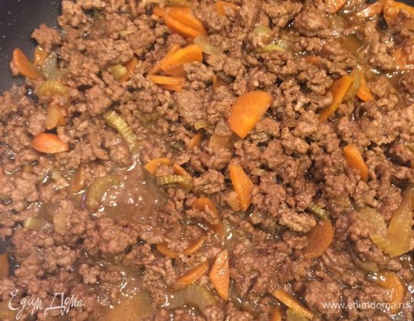 Влить соус ворчестер , убавить огонь и все хорошо потушить!
Если вы не любите слишком остро то количество соуса можно уменьшить, а если хочется более пикантный вкус тогда-увеличить.
Жидкость должна чуть-чуть выкипеть.
Натереть сыр, у меня уже натертый. 