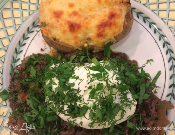 Готовый картофель выкладываем на тарелку! Рядом кладем рагу, на него - сметану и все посыпаем мелко нарубленной зеленью. 