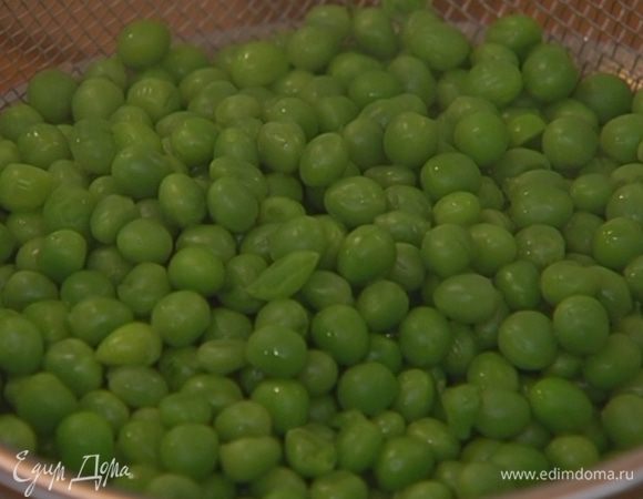 Зеленый горошек разморозить, отваривать 3 минуты в кипящей воде, затем кипяток слить и обдать горошек ледяной водой.