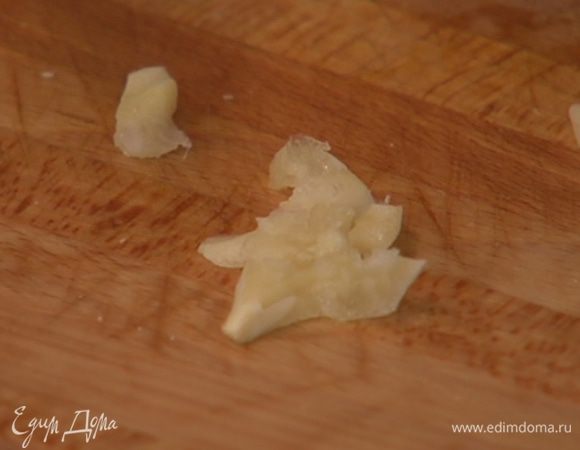 Чеснок почистить и раздавить плоской стороной ножа.