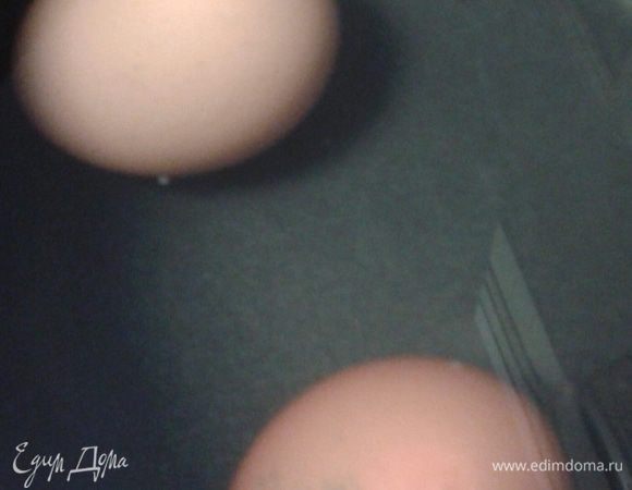 Для соуса: яйца отварить.