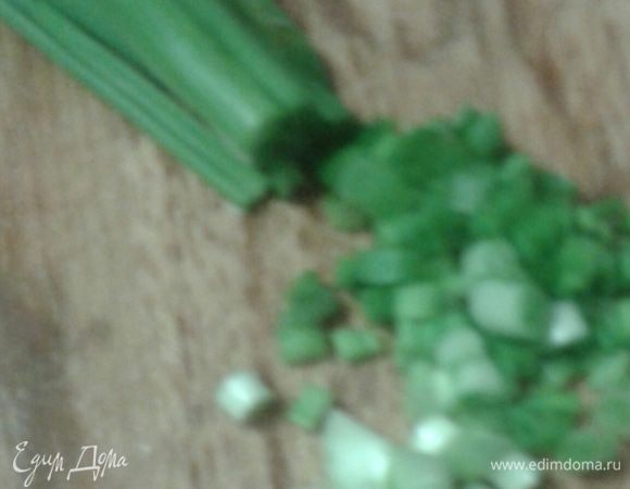 Зеленый лук мелко нарезать, 